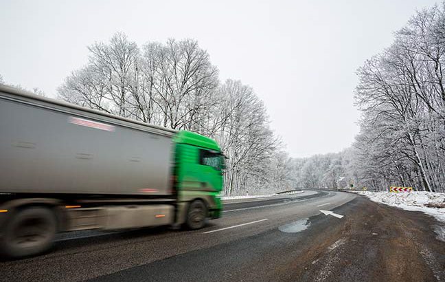 caminhão em uma estrada com neve